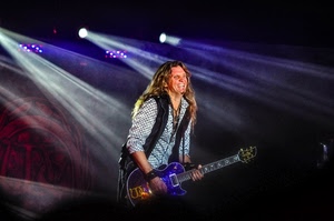 luci, chitarra, capelli, musica, cantante, fari, musicista, uomo, raggi, bianco, viola, concerto, camicia, riflettori, suonare, palco, gilet, spettacolo, chitarrista, mani