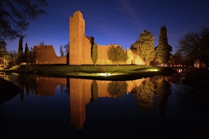 castello, alberi, riflesso, acqua, torre, luci, blu, cielo, notturno, riflessi, notte, verde, ruderi, rudere, mura, sera