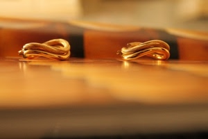 oro, due, orecchini, anelli, giallo, fedi, sfocato