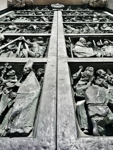 croce, porta, portone, bassorilievi, bianconero, bronzo, chiesa, intaglio, personaggi, rilievi, vescovo, rilievo
