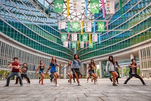 ballo, ragazzi, milano, vetrate, ragazze, architettura, ballerini, bandiere, palazzo, gruppo, verde, piazza, gambe, danza, colori, lombardia, expo, finestre, cartelli, balletto
