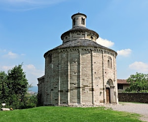 alberi, chiesa, prato, cielo, verde, portone, cupola, erba, porta, azzurro, nuvole, croce, finestre, arco, rotonda, battistero, portale, romanico, archi, finestra, mattoni, cappella, circolare, sassi