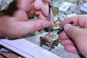 mani, orologio, cacciavite, dita, orologiaio, attrezzi, lavoro, orologi, giravite, arnesi, precisione, riparazione, ingranaggi