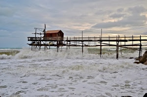 mare, nuvole, onde, schiuma, cielo, trabucco, legno, casa, bianco, pontile, pali, acqua, tramonto, agitato, mosso, azzurro, onda