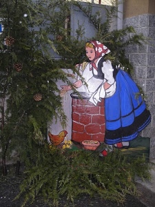 gallina, verde, rami, rosso, bianco, contadina, blu, donna, albero, sagoma, pozzo, pulcini, cartone, pino, fiabe, abete, muro, pigne, azzurro, figura, fiaba, foulard