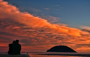 tramonto, nuvole, cielo, isola, mare, rosso, acqua, azzurro, controluce, coppia, innamorati, alba, arancione, spiaggia, silhouette, persone, isolotto