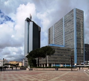 piazza, grattacielo, grattacieli, nuvole, palazzi, vetro, finestre, città, alberi, edifici