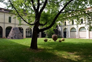 albero, archi, prato, verde, finestre, vasi, cortile, rami, erba, giardino, ombra, colonne, foglie, bianco, porticato