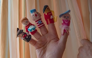 mano, dita, tenda, pupazzi, rosso, cinque, colori, personaggi, nero, burattini, marionette, cappelli, ditali, stoffa, blu