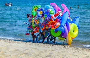 mare, spiaggia, carretto, venditore, sabbia, ruote, colori, bagnanti, azzurro, bambini, verde, gonfiabili, acqua, giallo, salvagente, salvagenti, rosso, giochi, diverse, ambulante, palloncini, blu, forme, plastica