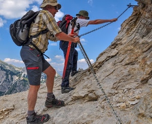zaini, catena, cielo, montagna, nuvole, roccia, alpinisti, scarponi, cappelli, ferrata, uomini, scalatori, sentiero, due, montagne, cappello, zaino, rocce, azzurro, piccozza, scarpe, catene