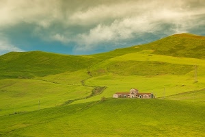 cielo, nuvole, colline, erba, verde, prati, casolare, azzurro, case, panorama, paesaggio, cascina, casa, strada, collina, campi, finestre