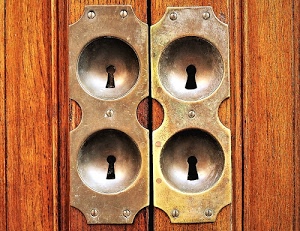 legno, quattro, serrature, ottone, viti, porta, serratura, portone, metallo, marrone, toppa, toppe, cerchi, buchi, fori, venature