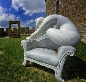 statua, panchina, marmo, pozzo, donna, prato, bianco, poltrona, nuvole, verde, scultura, cielo, divano
