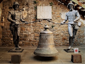 campana, statue, bronzo, muro, mattoni, due, scala, pietre, suonatori, stemma, campanari, sculture, metallo