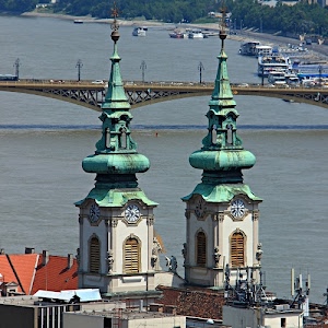 ponte, orologi, campanili, fiume, finestre, tetti, guglie, chiesa, antenne, acqua, campanile, automobili, torri, case, due, auto, verde, persiane, barche