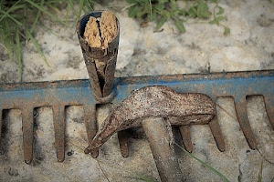 erba, rastrello, martello, ruggine, rotto, denti, metallo, attrezzi, ferro, terra, legno, verde, manico, spezzato