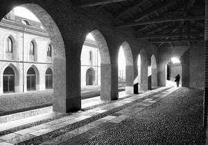 archi, portico, travi, bianconero, finestre, persona, corridoio, colonne, ciottoli, selciato