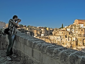 fotografo, muro, città, case, albero, matera, borsa, uomo, finestre, fotografare, muretto, azzurro, persona, cielo, panorama, camicia, chiesa, macchina, scarpe