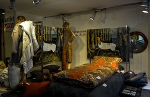 letto, specchio, vetrina, manichini, abiti, piumone, coperte, cuscini