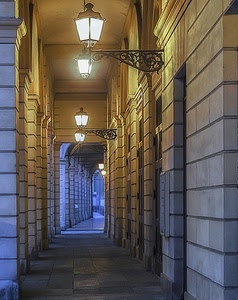 lampioni, portico, prospettiva, colonne, luci, portici, sera, corridoio, pilastri, giallo, porte, strada, archi, profondità, luce