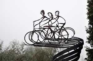 tre, biciclette, ciclisti, ruote, metallo, alberi, ferro, scultura, monumento, cielo, curve, grigio, pedalare, statue, rami