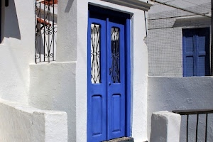 bianco, porta, ringhiera, finestra, uscio, azzurro, blu, rete, muro, ombre, inferriata, casa, ingresso, case, tegole, grate, legno, metallo, ombra, griglie