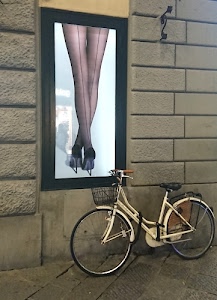 bicicletta, gambe, calze, ruote, scarpe, tacchi, cestino, manifesto, bianco, muro, manubrio, riga, collant, bici, donna, raggi, cornice, strada, sellino, pedali
