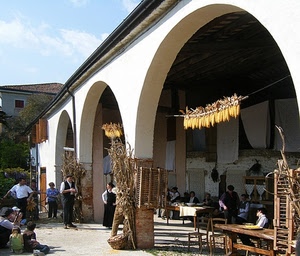 pannocchie, archi, portico, persone, contadini, tavoli, granoturco, sedie
