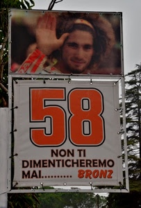 numero, saluto, dedica, pilota, cartello, cinquantotto, sic, numeri, fotografia, motociclista, scritta, ricordo, mano, simoncelli, ritratto