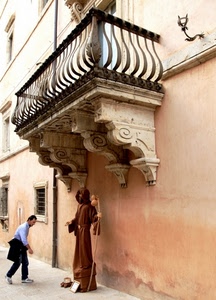balcone, ringhiera, artista, statua, passante, uomo, strada, frate, mimo, offerta, palazzo, bastone, finestre, due