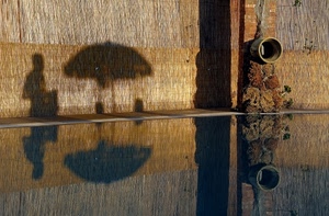 ombrellone, acqua, ombre, ombra, riflessi, riflesso, tubo, canne, persona, paglia, stuoie, piscina, ombrello
