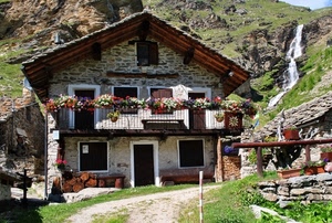 fiori, montagna, cascata, casa, finestre, balcone, porta, tetto, strada, pietra, baita, ringhiera, vasi, erba, chalet, ruscello