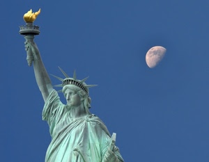 luna, statua, libertà, fiaccola, corona, cielo, fiamma, america, tunica, testa, azzurro, braccio