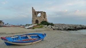 barca, mare, spiaggia, torre, sabbia, rudere, barche, scogli, scogliera, nuvole, rovina, azzurro, cielo