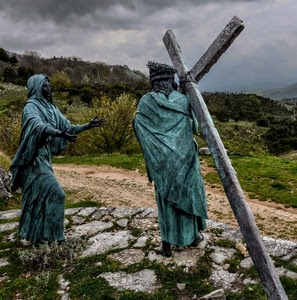 croce, statue, gesù, passione, donna, pietre, sentiero, cristo, nuvole, maria