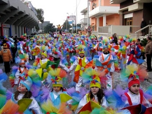 bambini, colori, carnevale, strada, costumi, sfilata, rosso, giallo, cappelli, case, maschere, verde, colorati, corteo, palazzi, tulle, multicolore, celeste, balconi