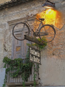 bicicletta, insegna, balcone, luce, trattoria, lampione, appesa, rampicante, finestra