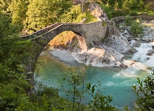 ponte, fiume, acqua, piante, alberi, arco, rocce, verde, sassi, torrente, foglie, arcata, pietra, ghiaia, rami