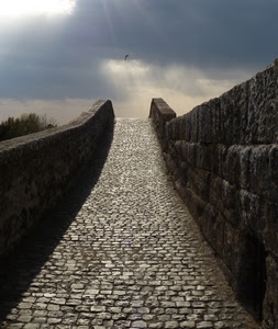 ponte, nuvole, cielo, pietre, muri, salita, strada, uccello, porfido, spallette, prospettiva, raggi, selciato, luce