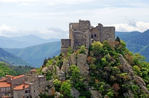 alberi, case, castello, nuvole, cielo, montagne, verde, rocce, ruderi, rocca, rovine, finestre, borgo, montagna, tetti, rupe, rudere