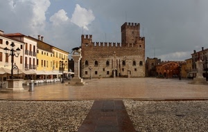 piazza, castello, leone, monumento, torre, lampione, pozzo, merli, colonna, prospettiva