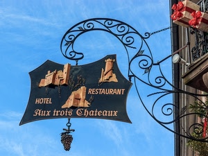 insegna, cielo, ferro, grappolo, uva, pacchi, castello, azzurro, hotel, torre, castelli, spirali, blu, fiocco, rosso, scritte, ristorante, pacchetti