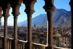 colonne, panorama, montagna, città, montagne, campanile, case, affaccio, balaustra, cielo, archi, borgo, capitelli, paese, tetti, cornice