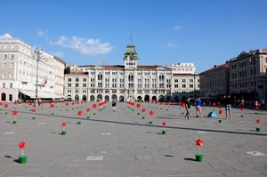 piazza, vasi, rosso, fiori, palazzo, verde, palazzi, torre, girandole