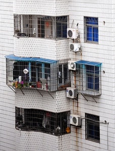 finestre, condizionatori, palazzo, bianco, balconi, inferriate, piastrelle, verande, grate, griglie, azzurro