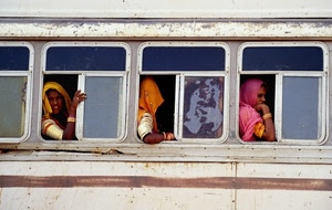 donne, tre, finestrini, autobus, colori, treno, finestre, persone, bracciali