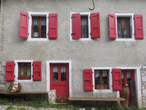 finestre, rosso, panchine, porta, casa, numero, bianco, imposte, cinque, porte, tendine, vetri, vasi, tende, fiori, muro, scuri, persiane, ante