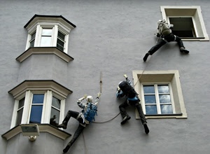 finestre, manichini, corda, tre, muro, scalatori, zaini, casa, vetri, arrampicata, arrampicare, grigio, palazzo, scalata, riflesso, alpinisti