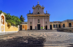 piazza, chiesa, statue, alberi, porte, cielo, verde, finestre, disegni, mosaico, cerchi, azzurro, giallo, blu, sassi, ombra